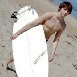 Фото №2 Джоэл Кортни