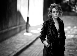 Фото №1 Клер Фой