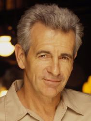 Фото №2 Джеймс Нафтон