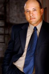 Фото №1 Кайл Т. Хеффнер