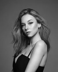 Фото №1 Эстер Экспозито