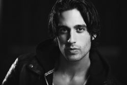 Фото №1 Майлз Санто