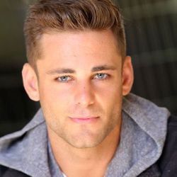 Фото №1 Ари Бойлэнд